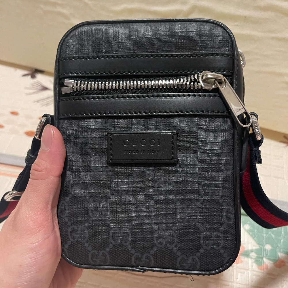 gucci supreme camera bag